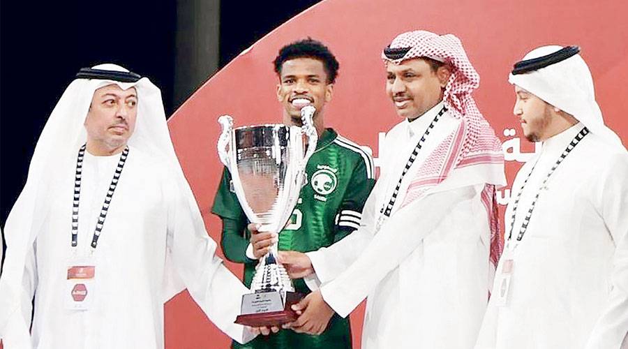  الزرعوني يتوج قائد المنتخب السعودي 