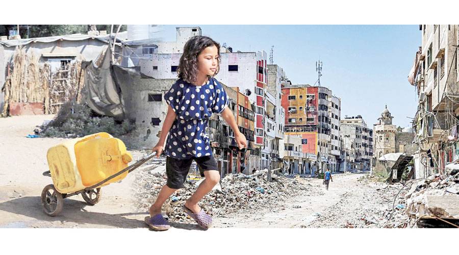  طفلة تجر عربة عليها حاويات مياه قرب خيام النازحين في دير البلح وفلسطيني يسير بين المباني المدمرة في حي التفاح شرقي غزة (ا ف ب) 