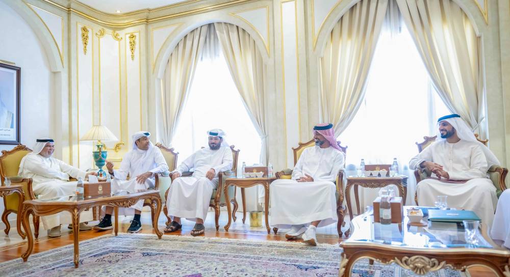 عمار بن حميد وراشد بن حميد النعيمي في حديث مع الحضور