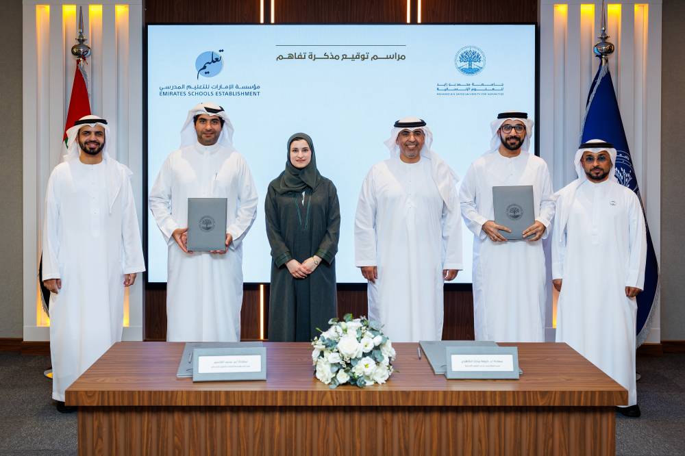 خلال توقيع الشراكة بحضور سارة الأميري