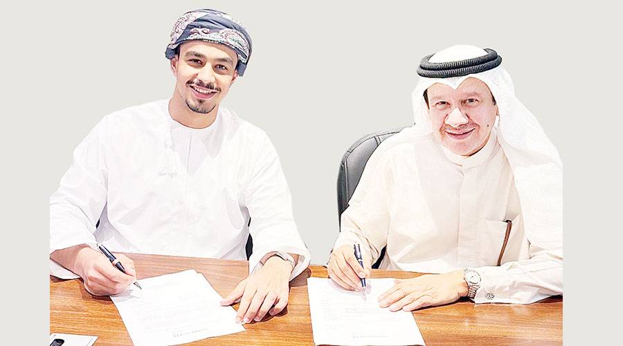 يوسف الحمادي وحمد الكلباني خلال توقيع العقد 