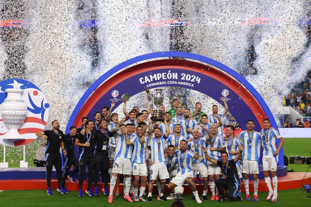 لاعبو منتخب الأرجنتين يحتفلون بكأس كوبا أميركا