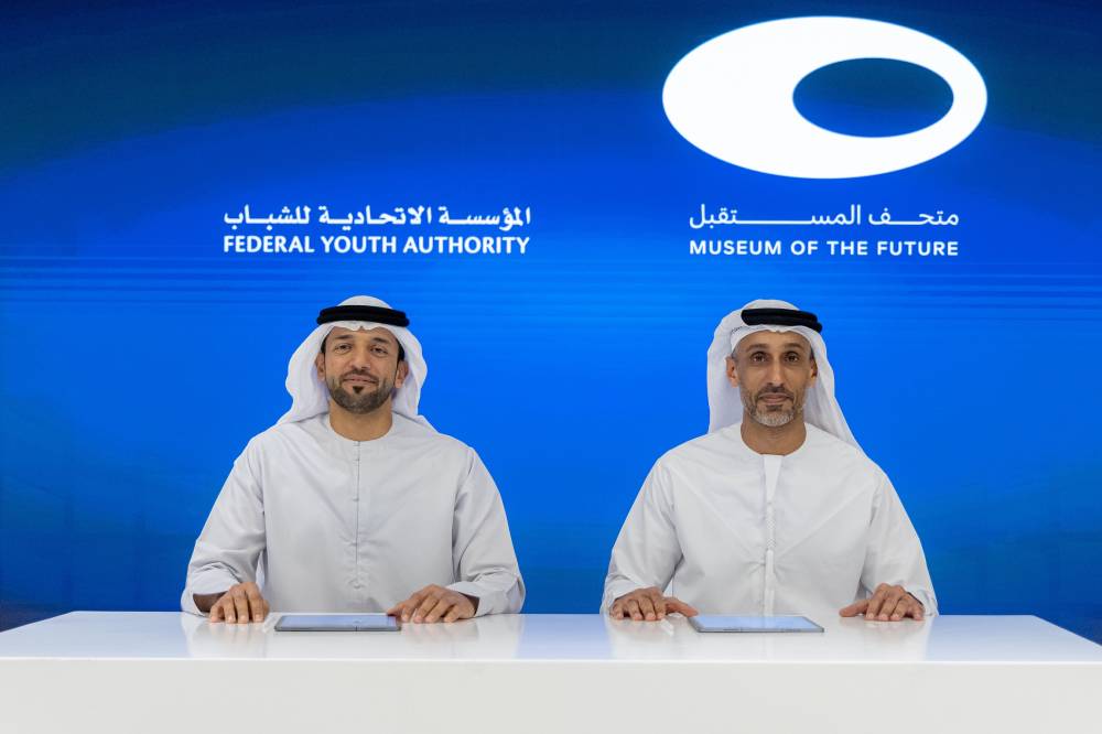  سلطان النيادي وخلفان بلهول عقب توقيع الاتفاقية 