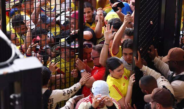 اقتحام الملعب