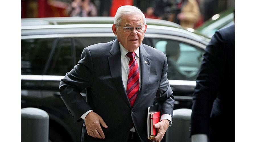  السيناتور الأمريكي روبرت مينينديز يصل إلى المحكمة الفيدرالية (رويترز) 