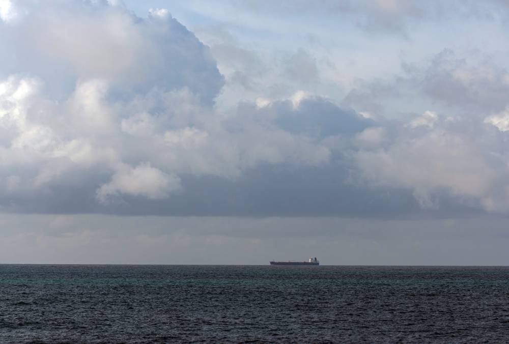 إنقاذ تسعة أفراد من طاقم ناقلة نفط انقلبت قبالة سواحل عُمان