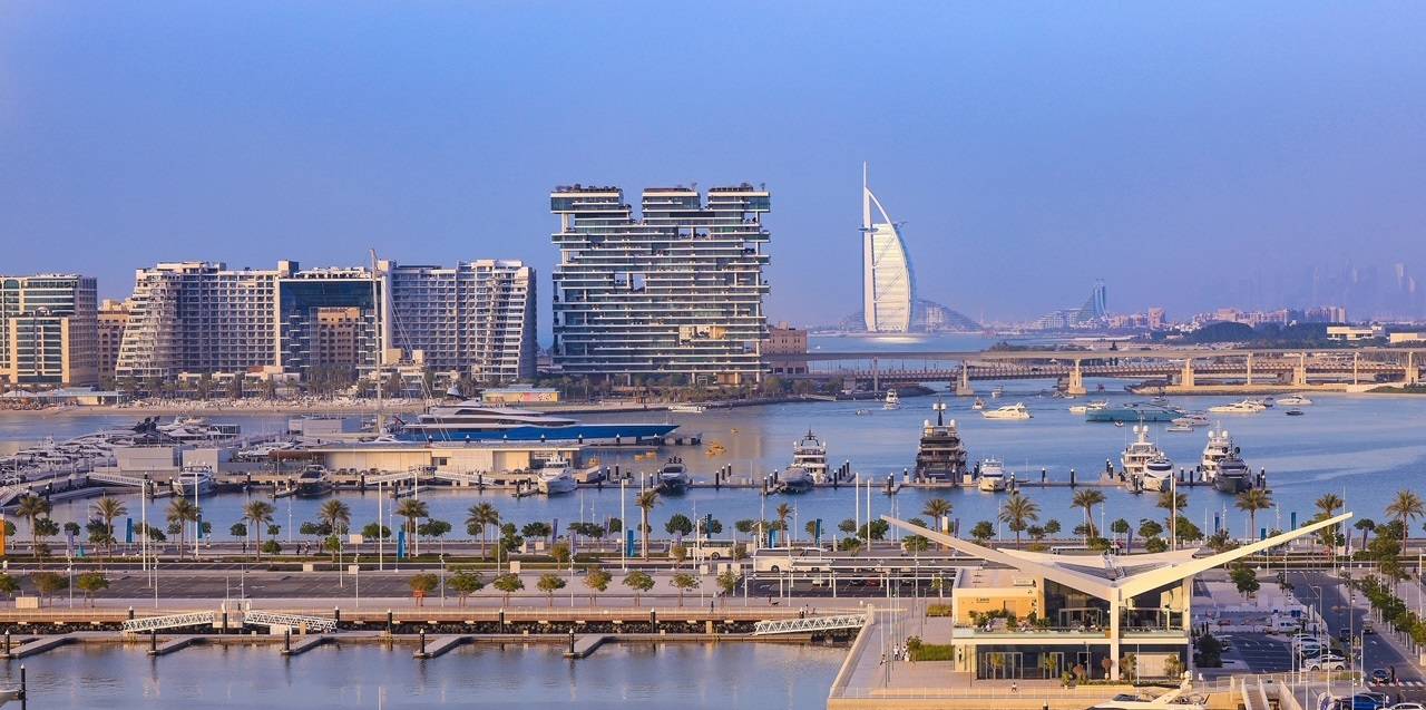  استطلاع لـ«رويترز»: الإمارات الأسرع نمواً خليجياً في 2024 - 2025