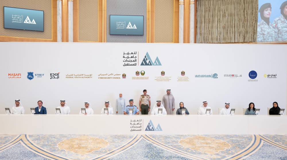 أحمد بن طحنون بن محمد وعهود الرومي خلال حفل التوقيع