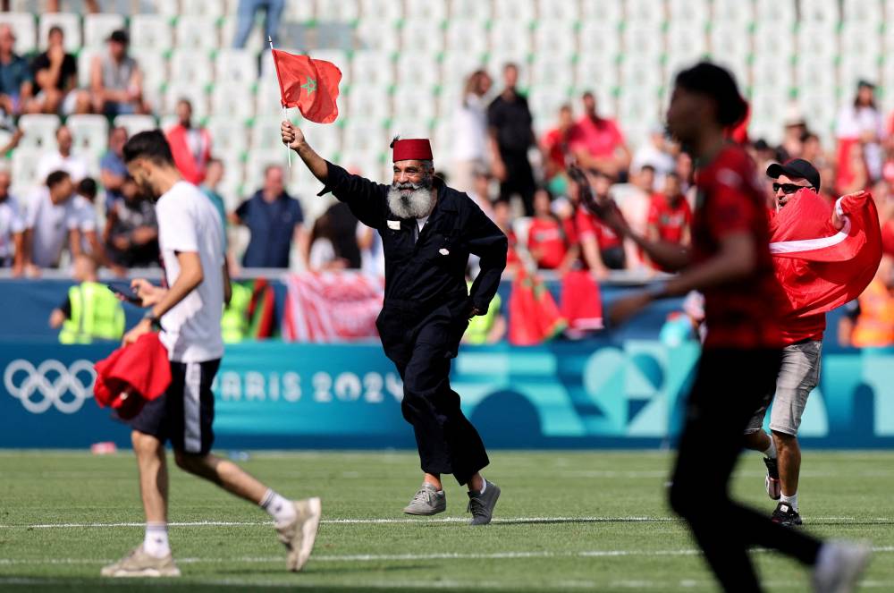 مشجعون في أرضية الملعب