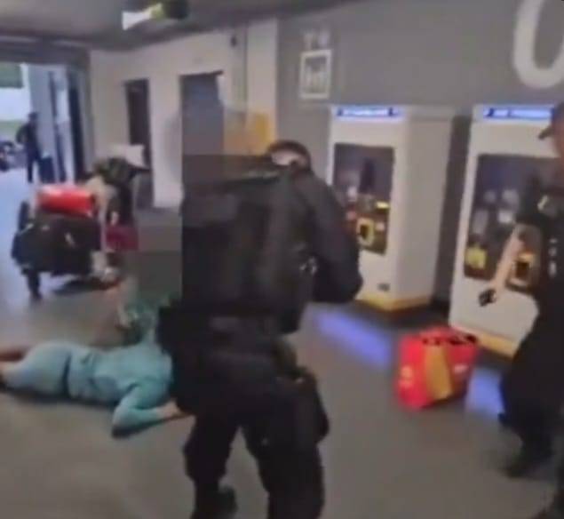 إيقاف ضابط بريطاني عن العمل بعد اعتدائه على رجل في مطار مانشستر