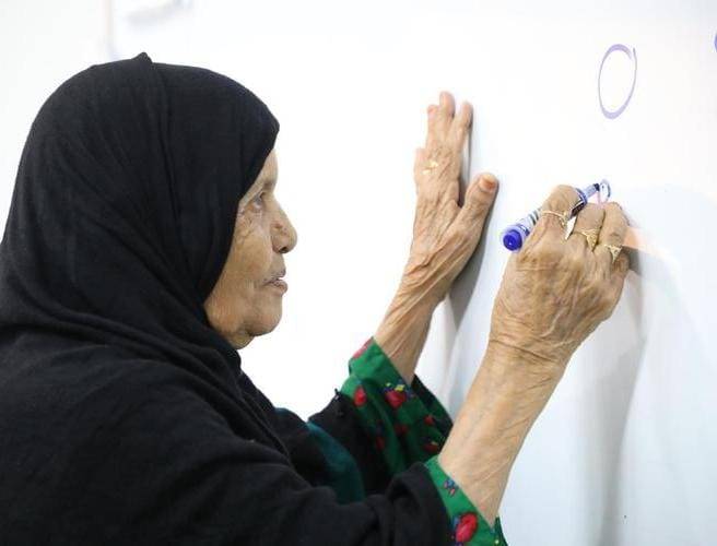 مُعمرة سعودية تلتحق بالتعليم في عمر 105 أعوام