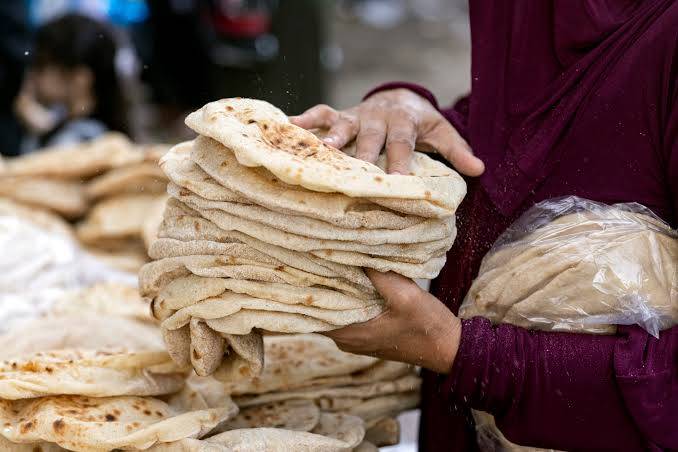 مصر تنفي المساس بسعر الخبز المدعم بعد رفع أسعار الوقود