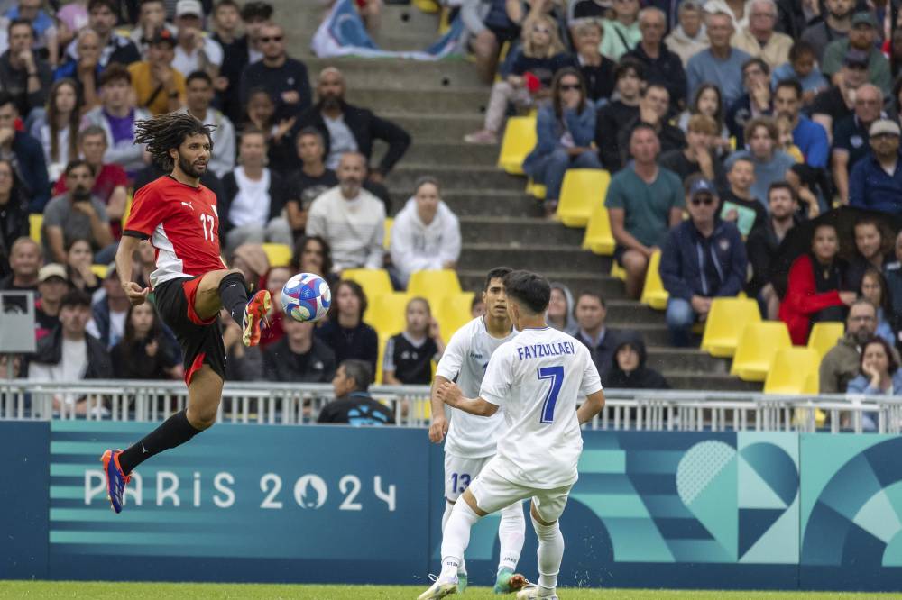 النني يروض الكرة خلال مباراة مصر وإسبانيا