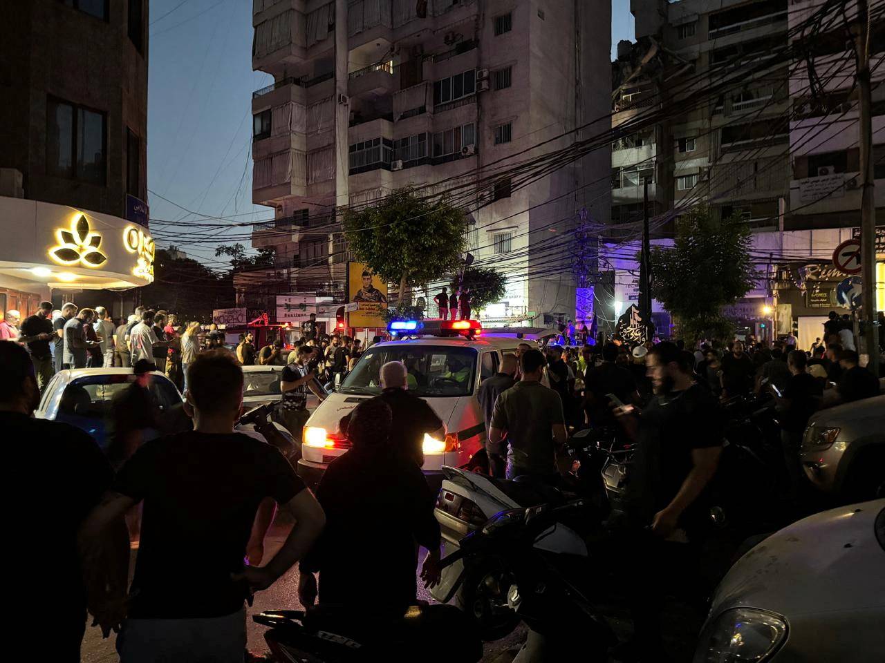 أشخاص بالقرب من موقع غارة إسرائيلية على الضاحية الجنوبية لبيروت (رويترز)