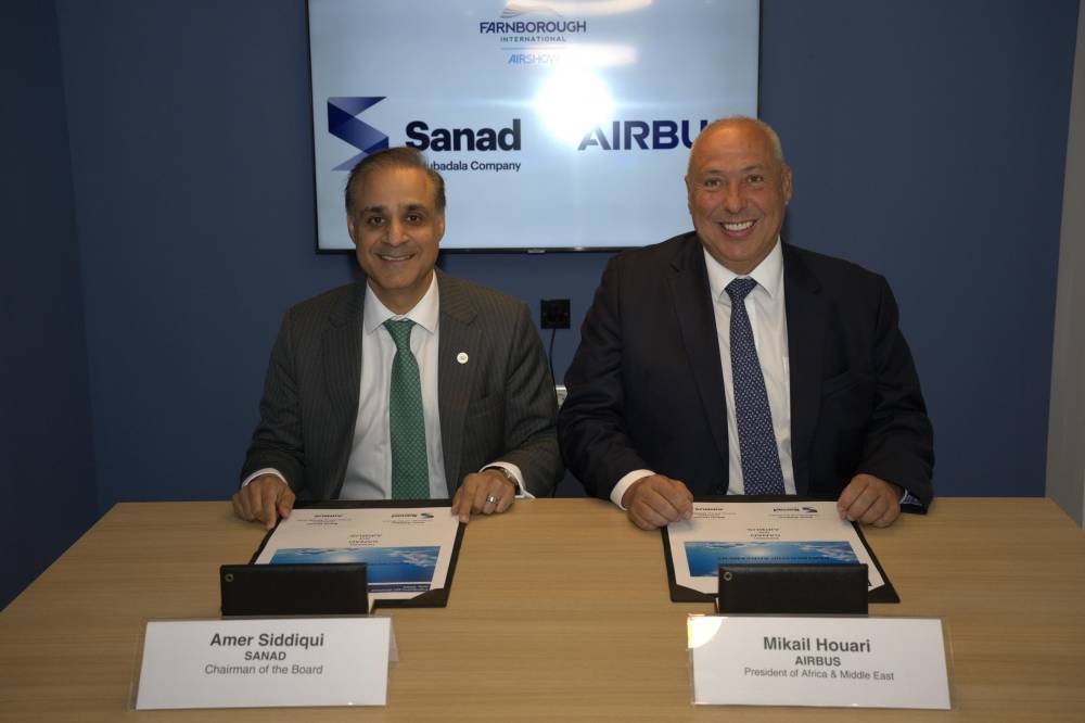 عامر صديقي وميكائيل هواري خلال توقيع الاتفاقية