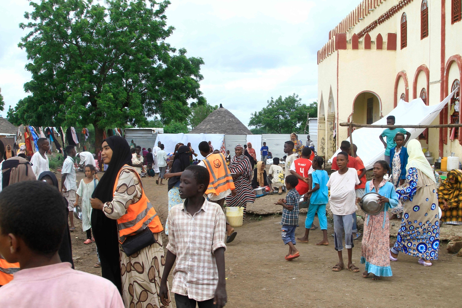 نازحون سودانيون من بلدة سنجة يتلقون مساعدات في مخيمهم المؤقت بمدينة القضارف 
