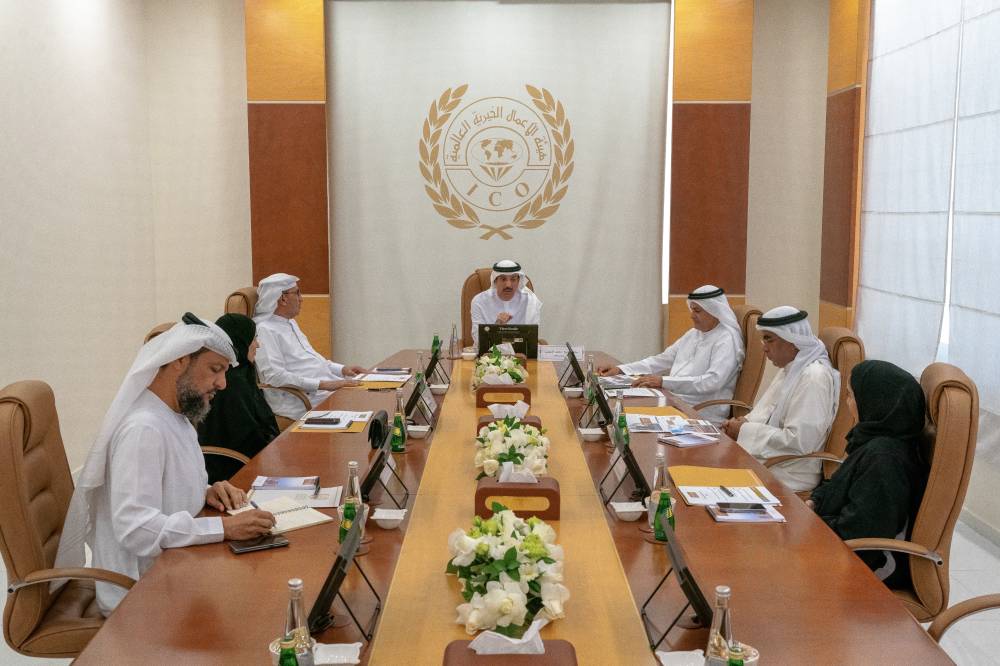 محمد بن عبد الله مترئساً الاجتماع
