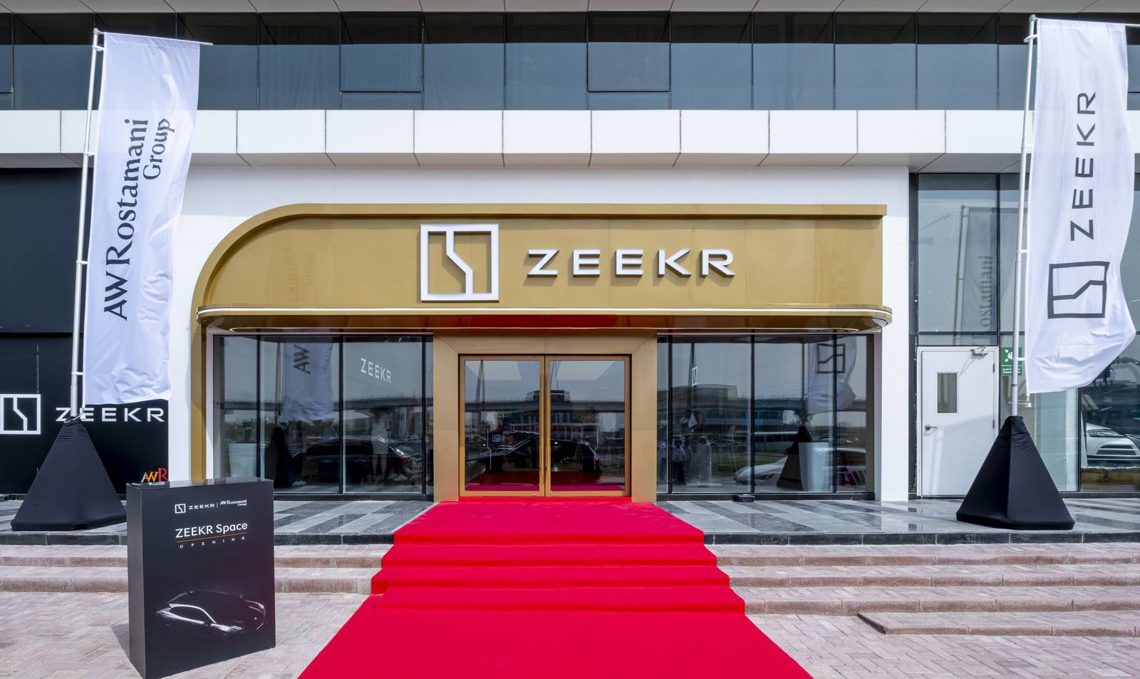 صالة «زيكر» للسيارات الكهربائية في دبي