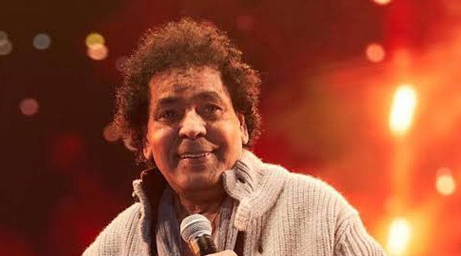 محمد منير يغادر المستشفى بعد وعكة صحية