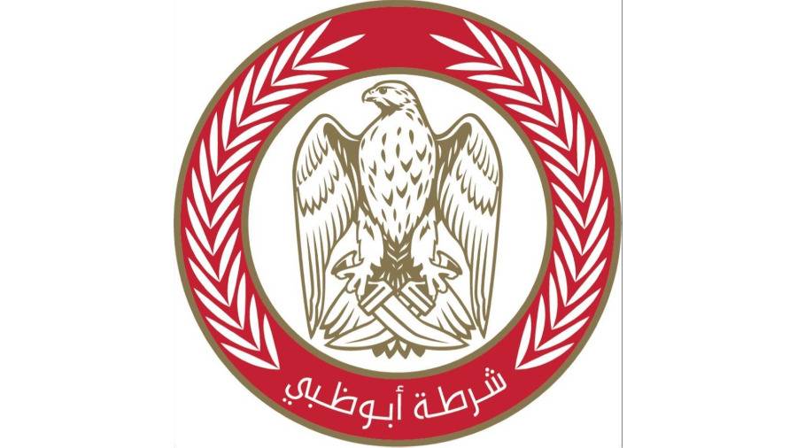 شرطة أبوظبي تدعو السائقين إلى عدم الانشغال بغير الطريق عند خطوط عبور المشاة
