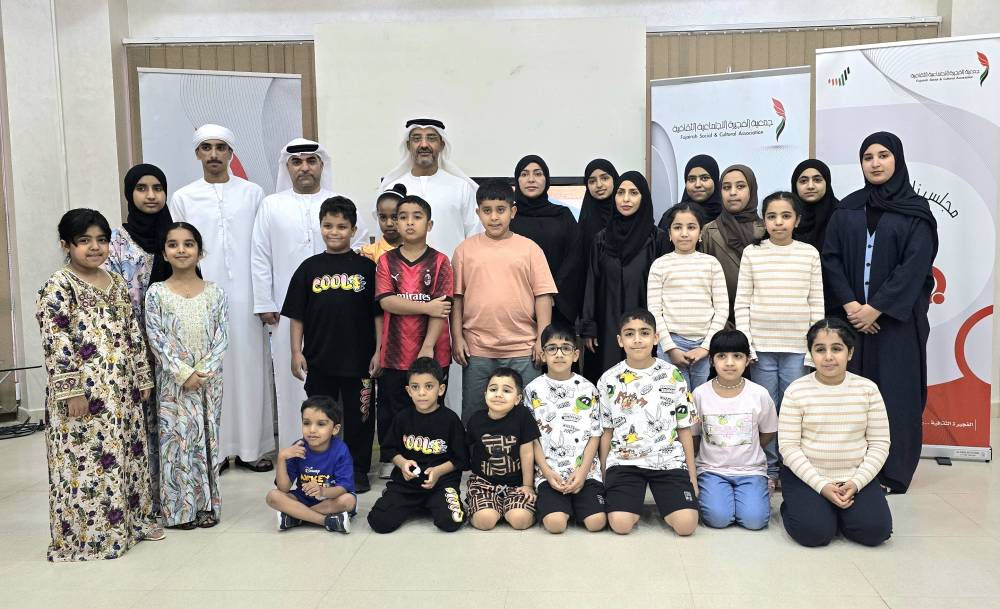 الظنحاني يحضر إحدى الورش التفاعلية في المهرجان