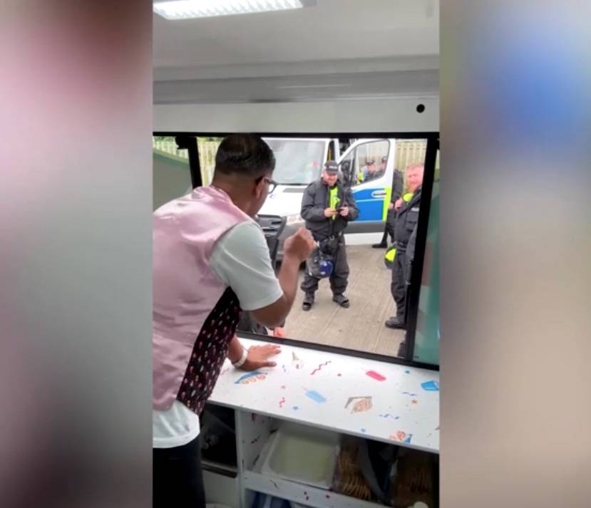 بائع مسلم يوزع منتجاته مجاناً على الشرطة البريطانية بعد أعمال شغب