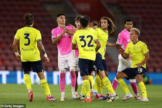 رومانولي يمسك برقبة ألكاراز