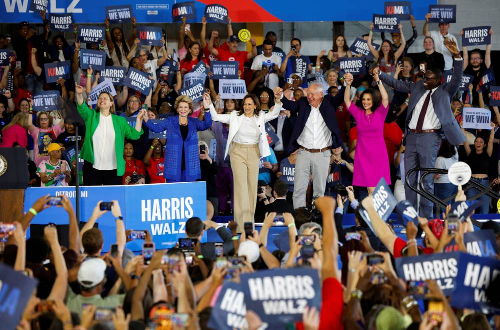  هاريس وولز خلال حشد انتخابي في ميشيغان(رويترز)