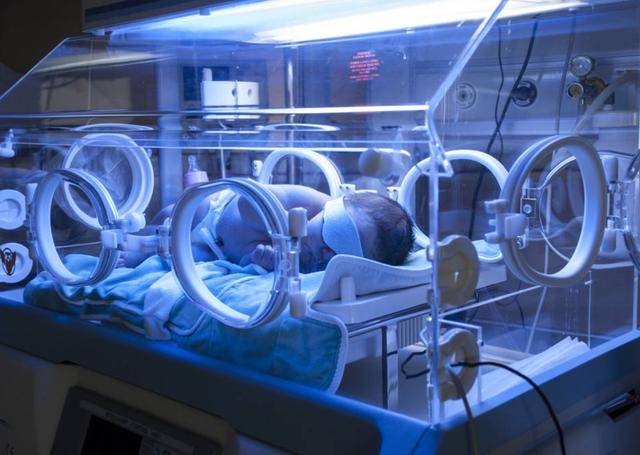 كيف يُمكن لفصيلة الدم أن تكون عاملاً لإصابة الجنين بـ«اليرقان»؟