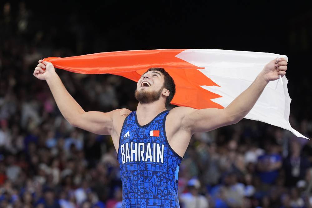 أحمد تاج الدين يحمل علم البحرين