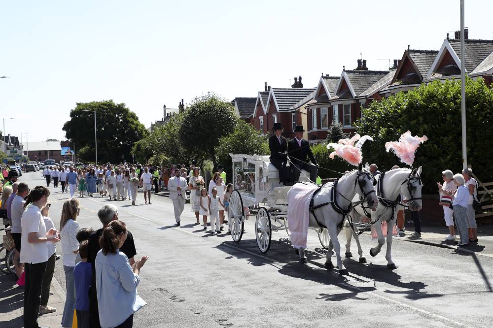  تشييع احدى ضحايا حادث الطعن الذي راحت ضحيته ثلاث فتيات في ساوثبورت في انجلترا(أ.ب)