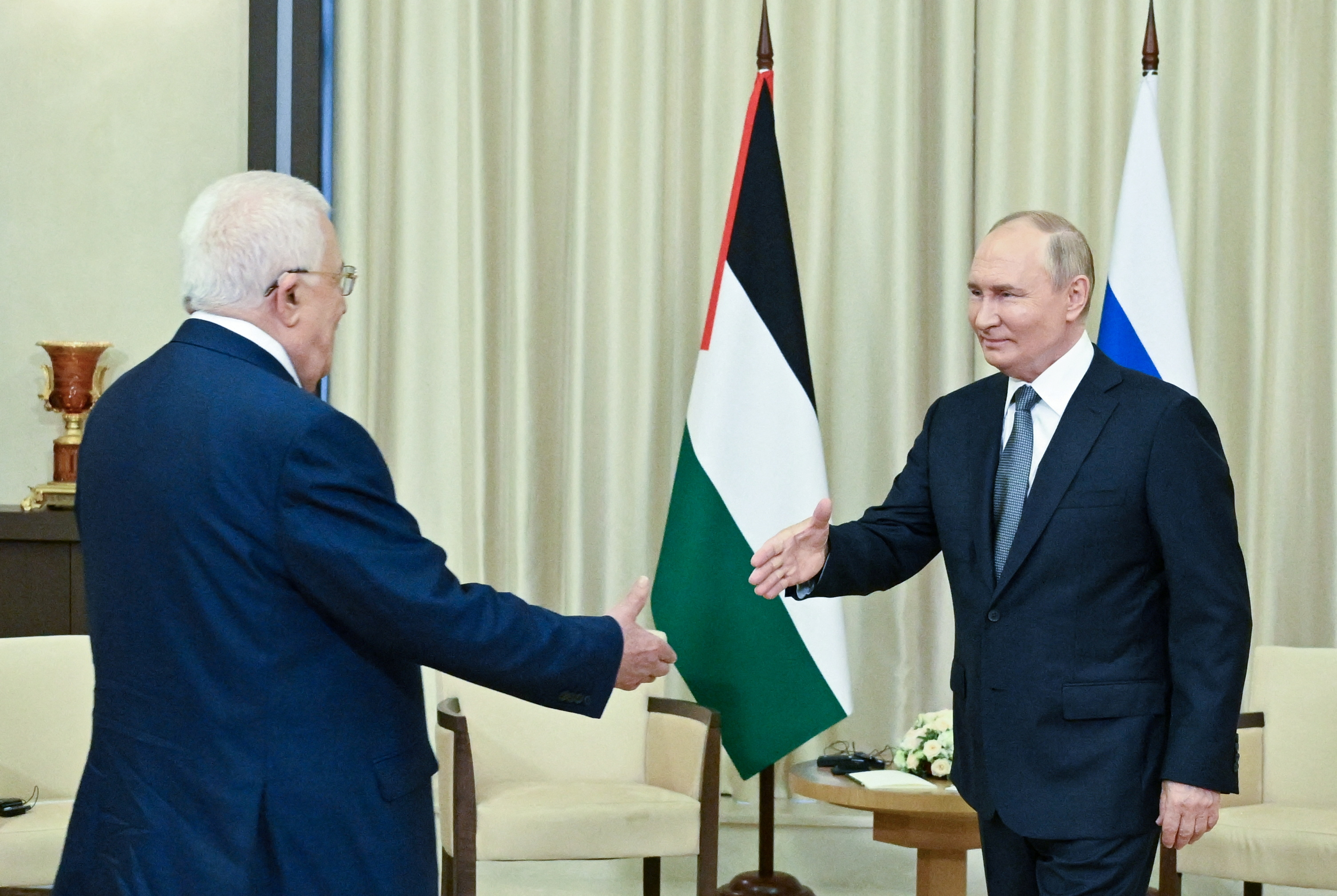 الرئيس الروسي فلاديمير بوتين يستقبل نظيره الفلسطيني محمود عباس (رويترز)