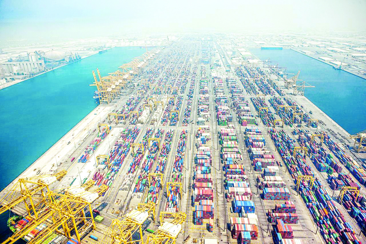 إحدى محطات المناولة في ميناء جبل علي