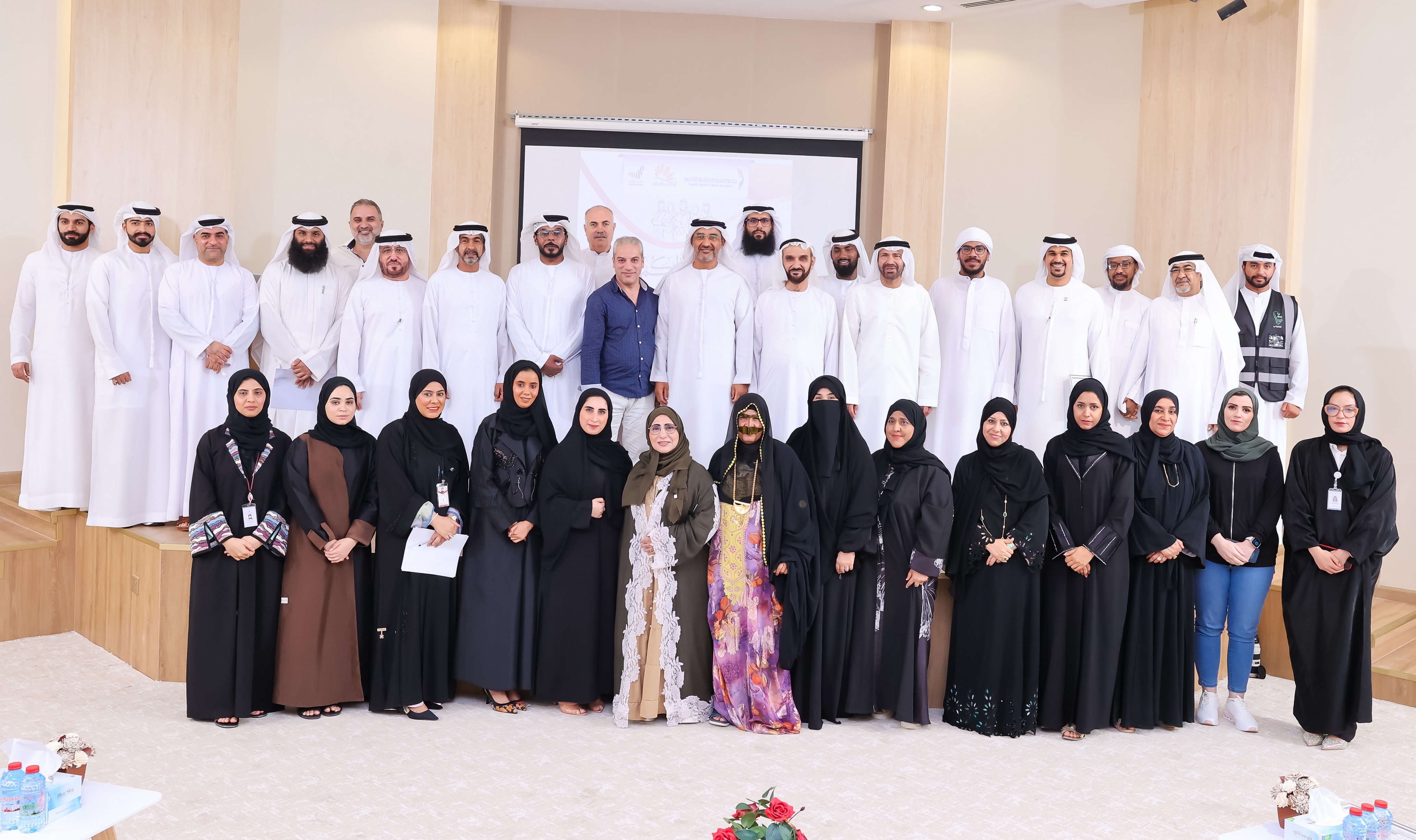 عائشة الشرقي وخالد الظنحاني مع المشاركين في الملتقى