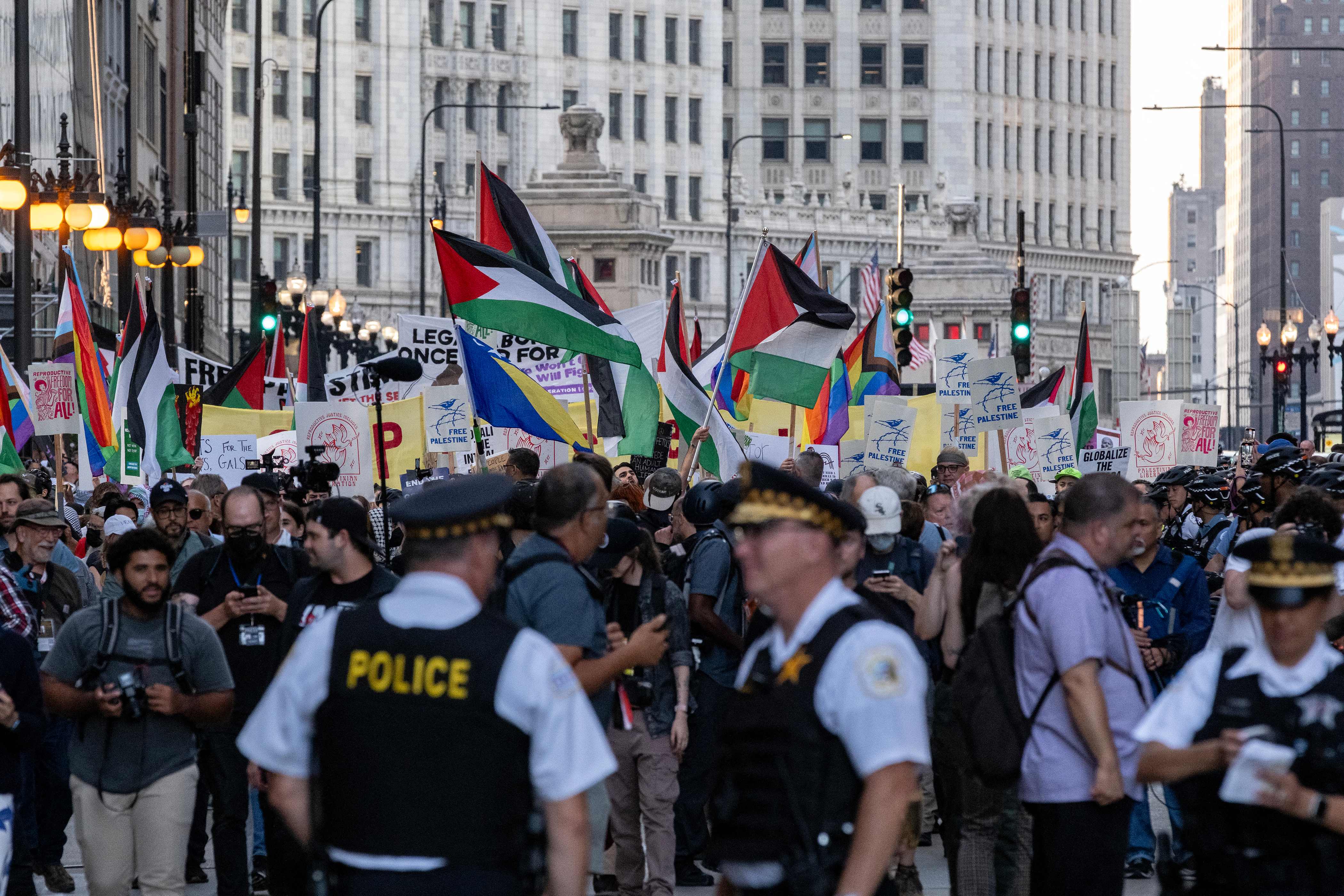 مؤيدون لفلسطين يتجمعون قبل انعقاد المؤتمر الوطني الديمقراطي (أ ف ب)