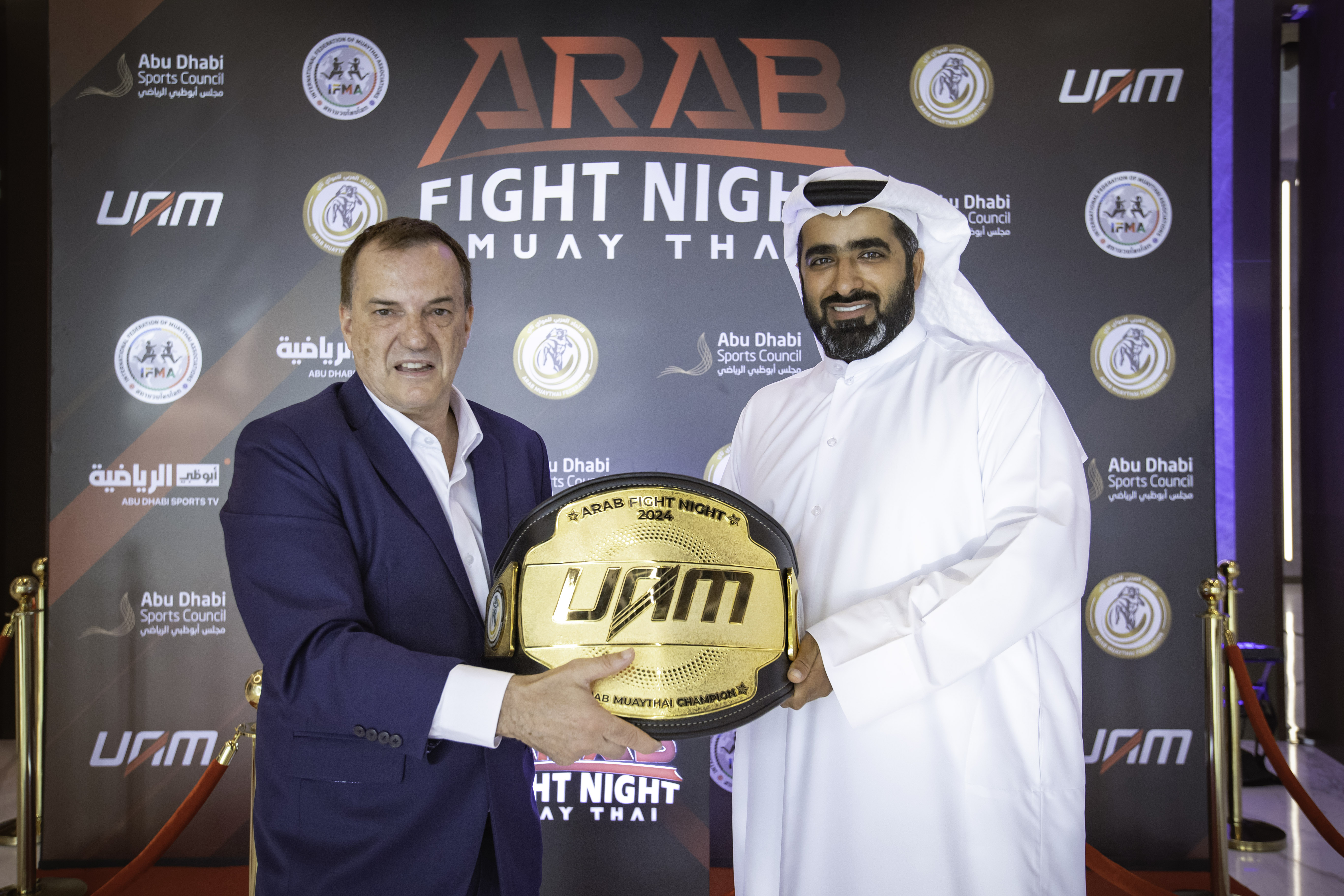 الاتحاد العربي يقدم درعاً تذكارية للاتحاد الدولي