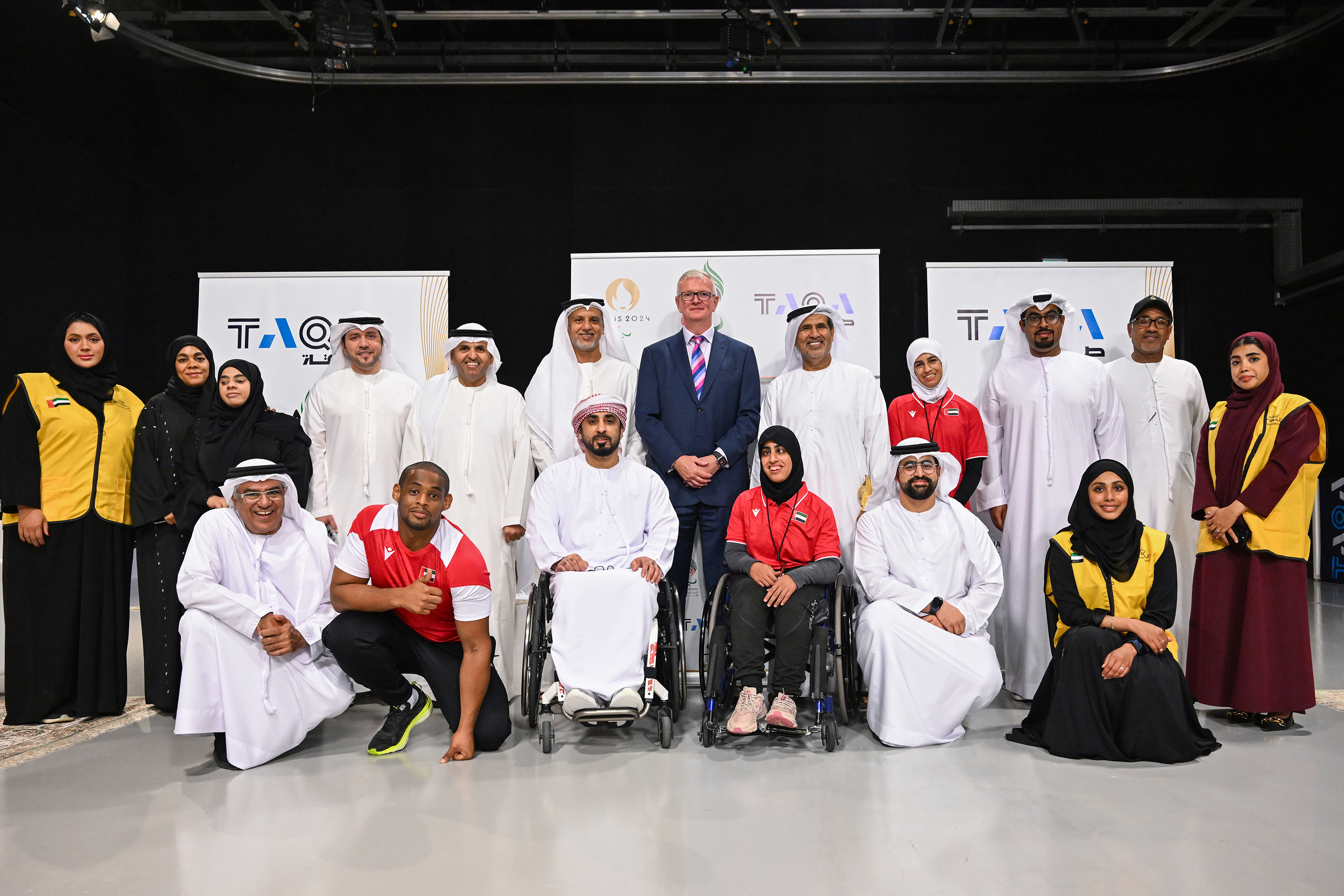 لقطة تذكارية على هامس توقيع عقد الرعاية