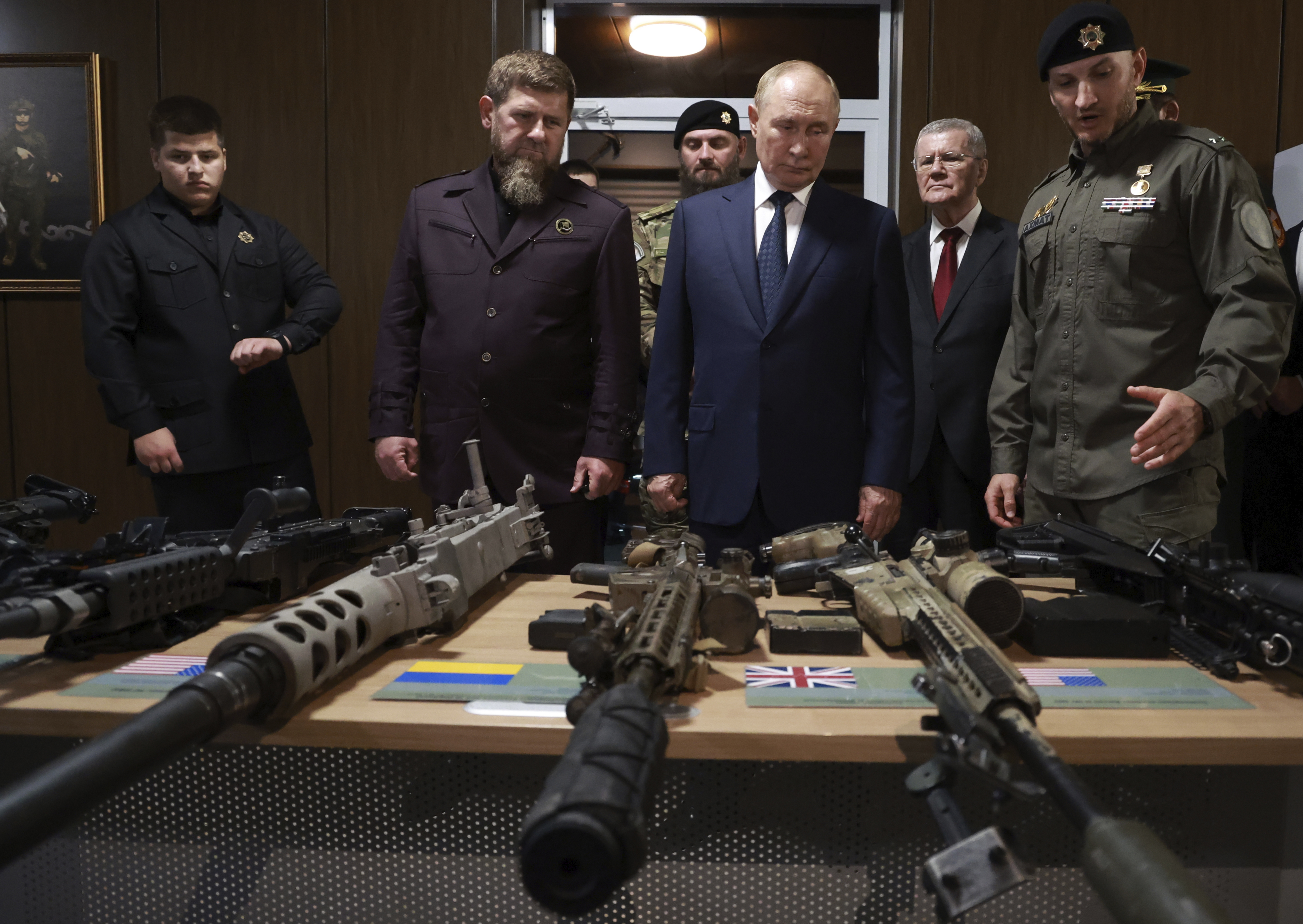 في زيارة مفاجئة للشيشان.. بوتين يتفقد قوات تستعد لمحاربة أوكرانيا