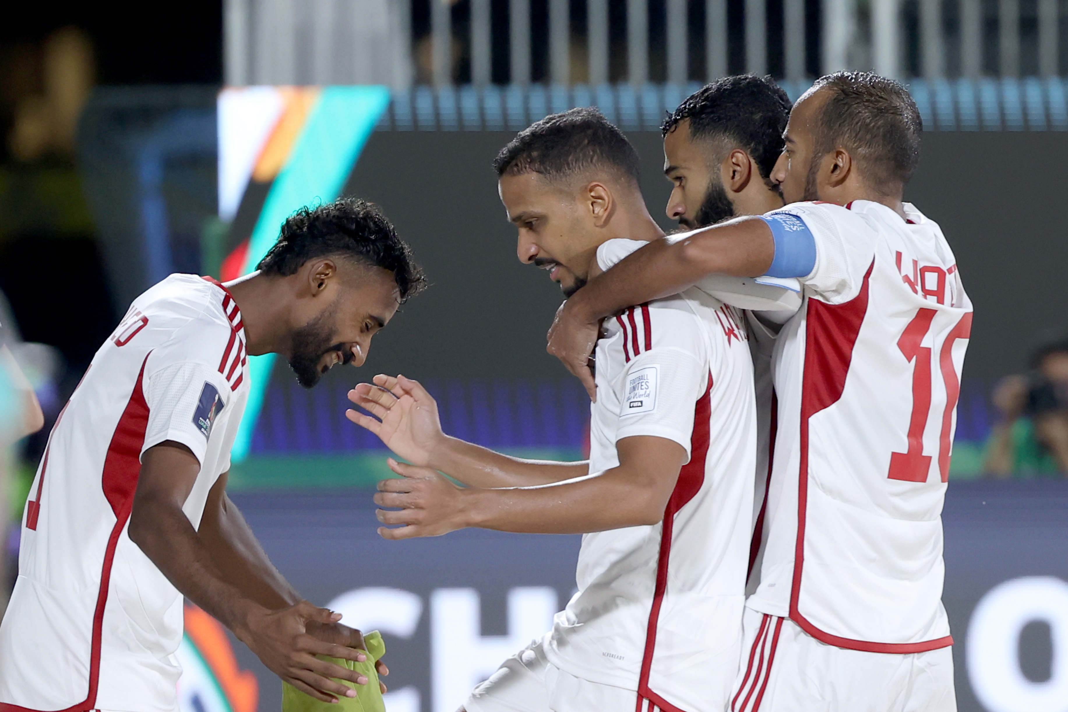 فرحة لاعبي منتخب الإمارات بأحد الانتصارات