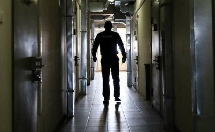 سجناء يحتجزون رهائن في سجن فولجوجراد الروسي ومقتل موظف