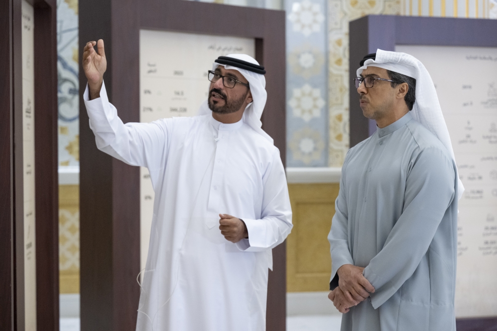  منصور بن زايد يستمع إلى شرح عن المؤشرات