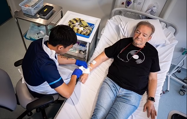 يانوش راكز أول مريض مشارك في التجربة 