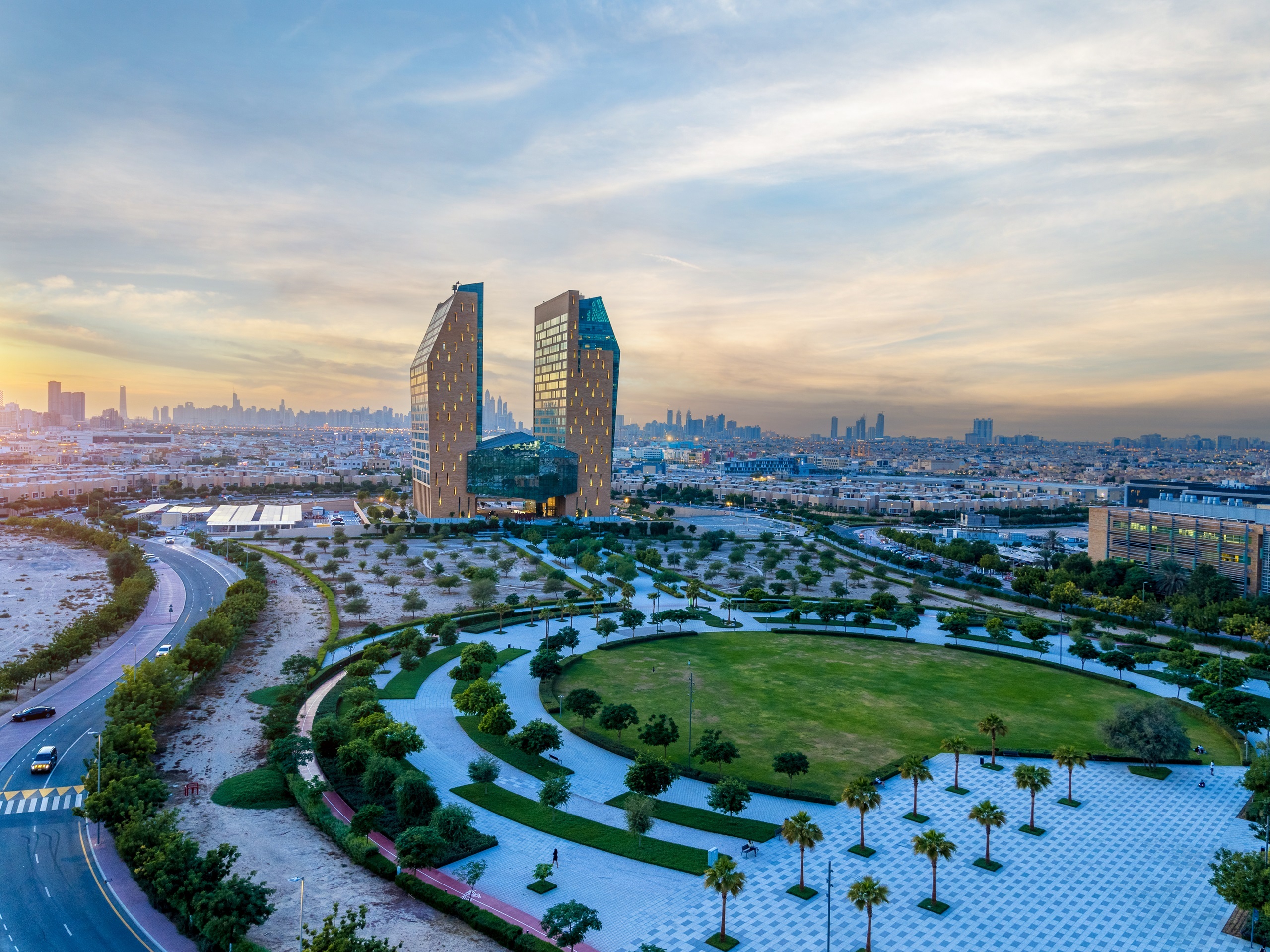 سهم «تيكوم» يخترق 3 دراهم للمرة الأولى منذ الإدراج