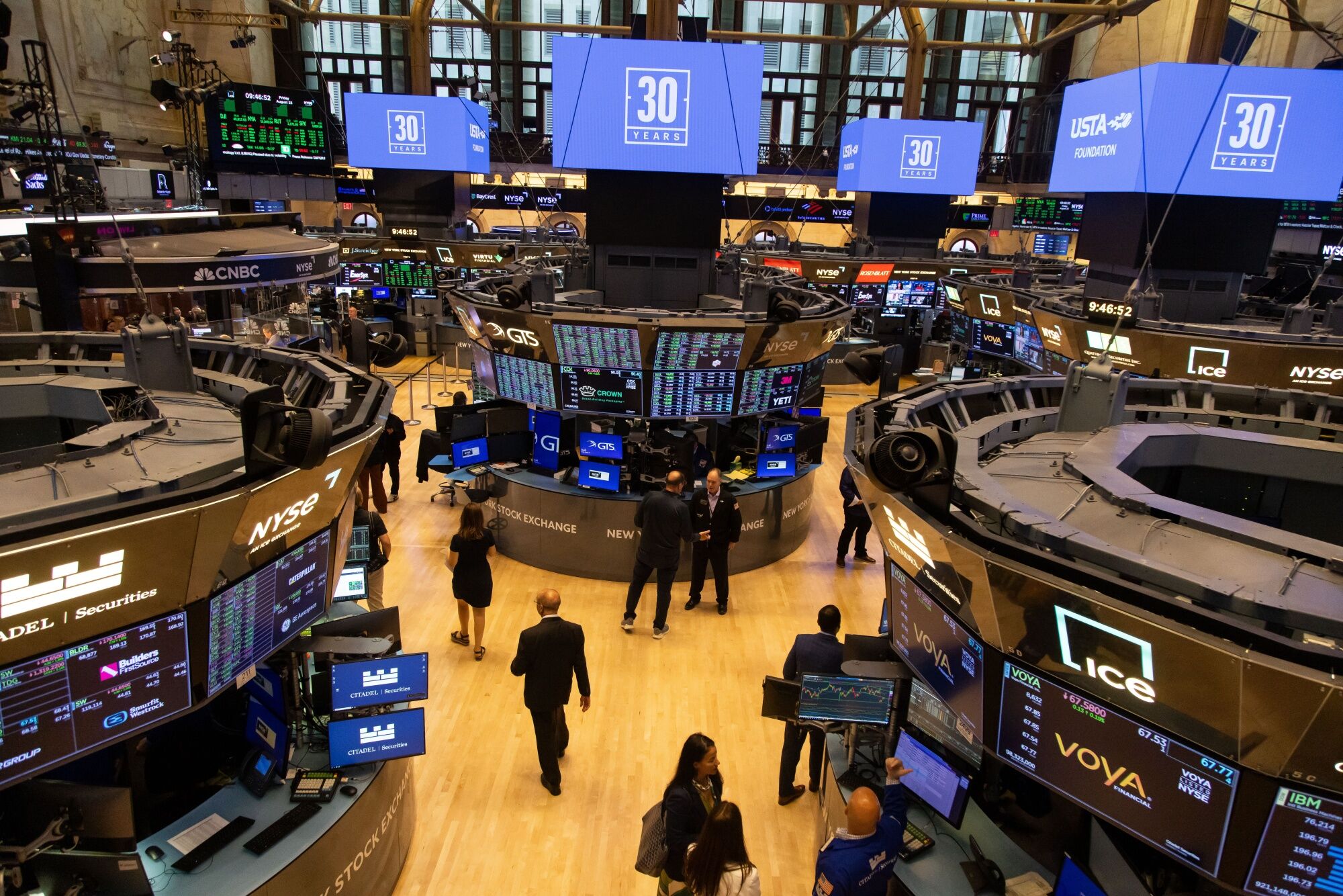 «داو جونز» يخترق 41,300 نقطة إلى قمة جديدة