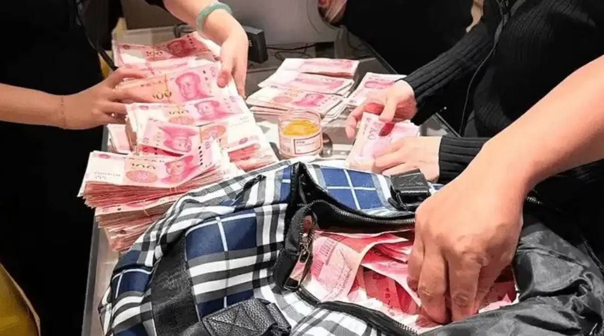 الموظفون يخرجون النقود من الحقيبة