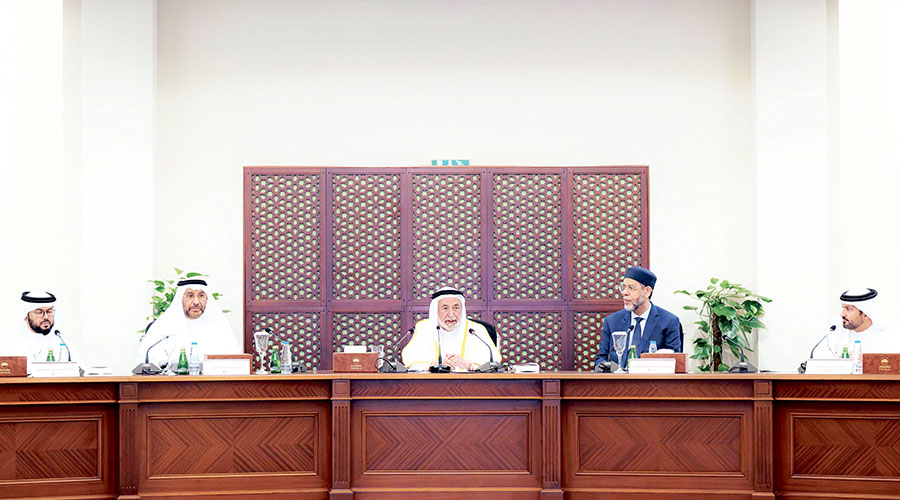 سلطان خلال إعلانه إنجاز مجلدات معجم اللغة العربية