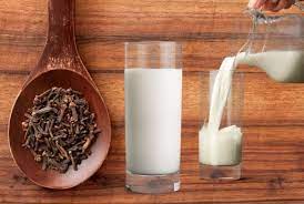 القرنفل والحليب يجمعان بين الحلاوة والحرارة.. تعرف إلى فوائدهما