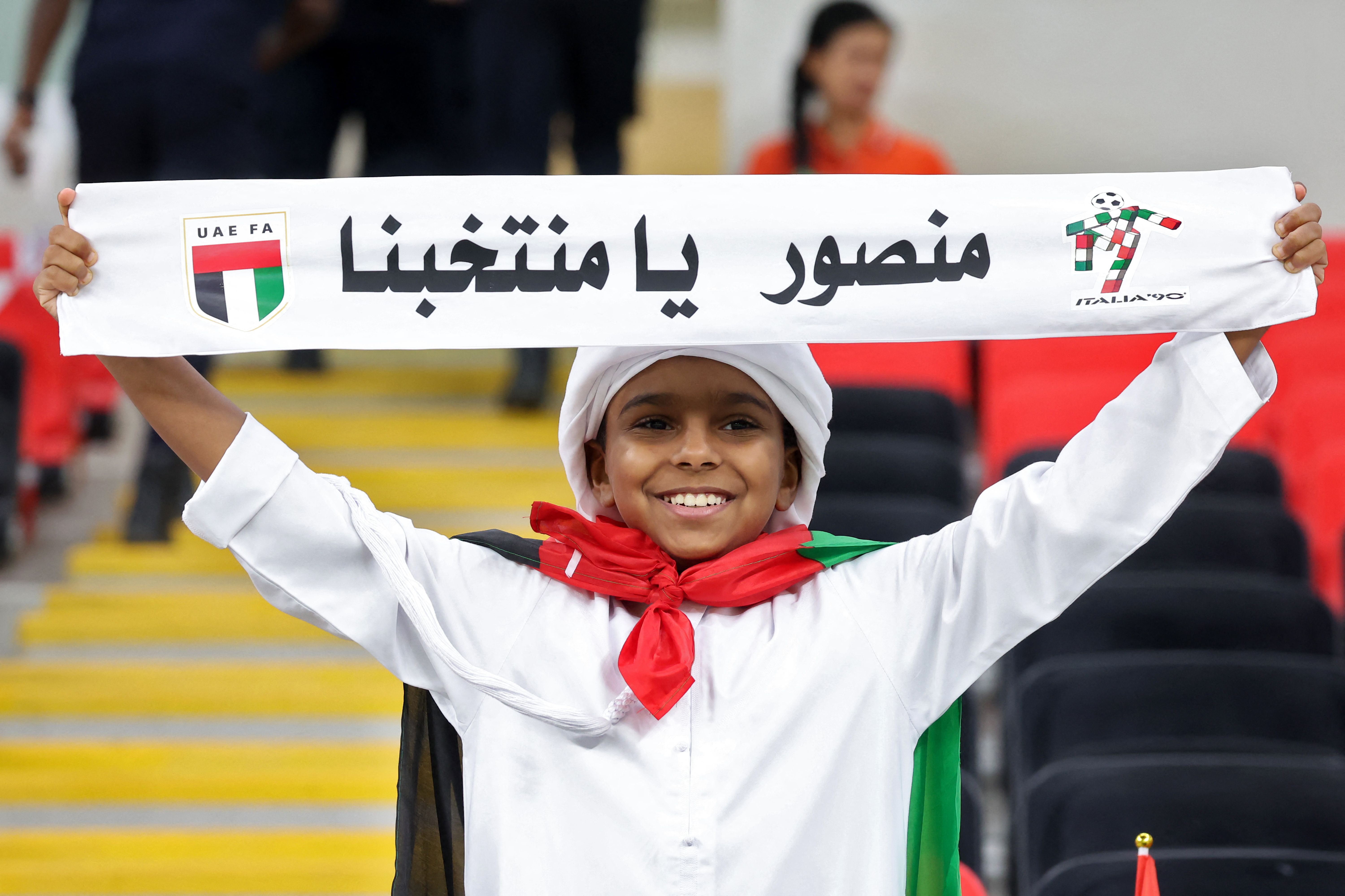 مشجع الإمارات الصغير قبل بداية مباراة قطر