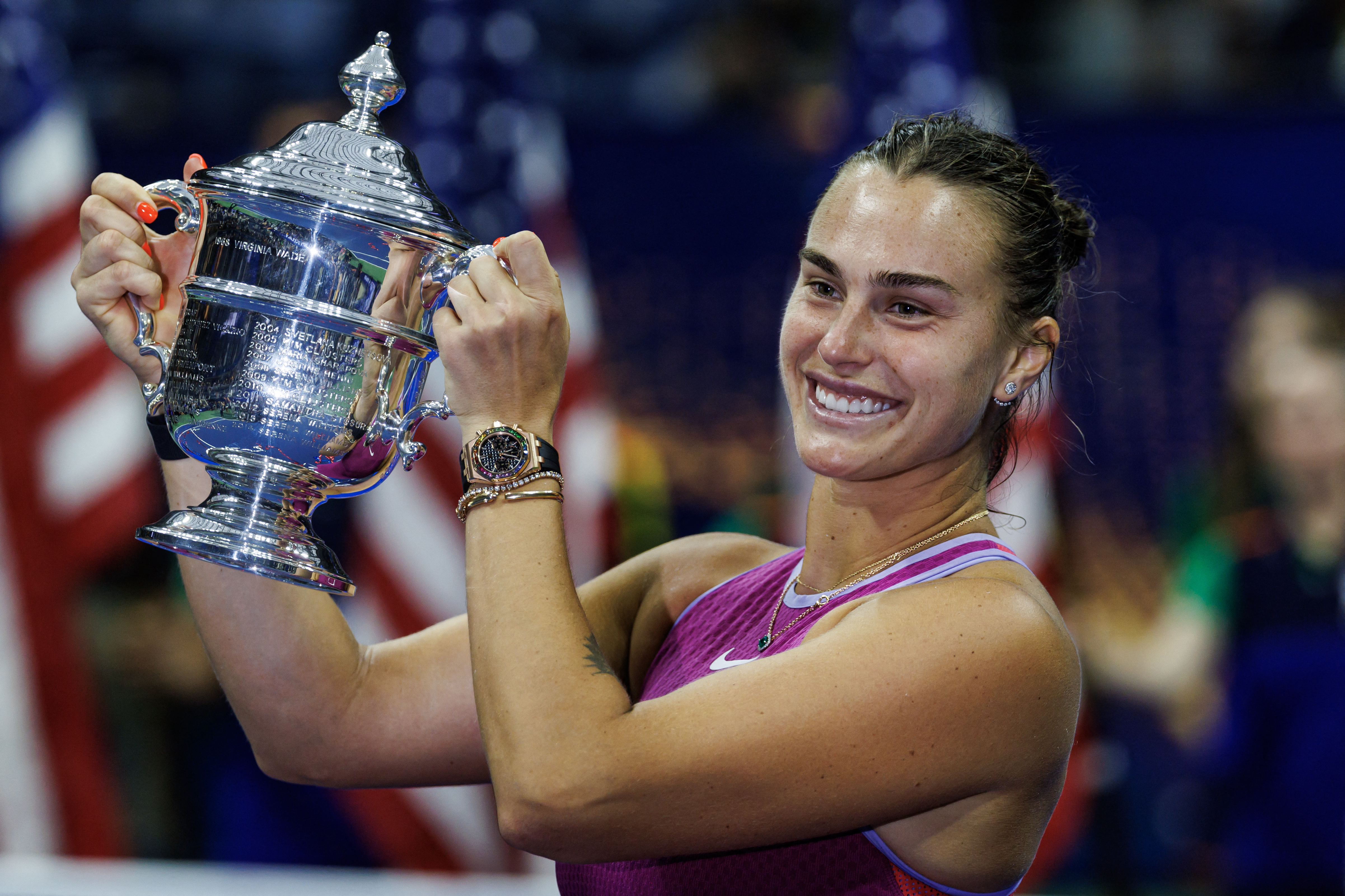 سابالينكا تحمل كأس البطولة