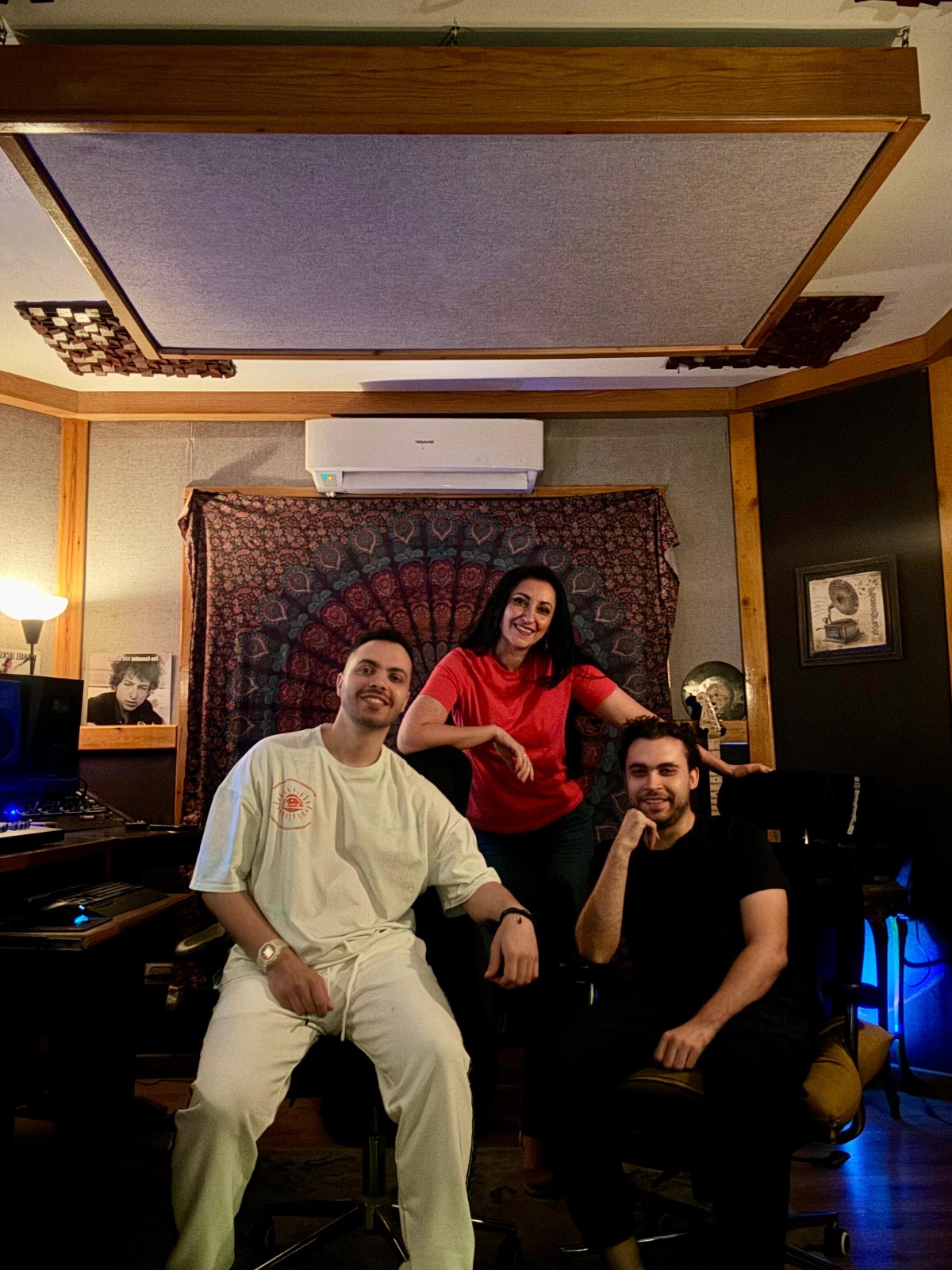 أميرة سليم مع الموزع يوسف علاء الدين ومهندس الصوت شريف عبد المجيد 